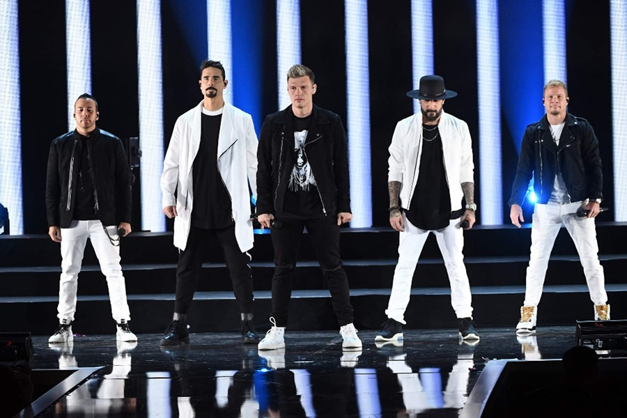 Lo retro es una marca: Backstreet Boys reina la noche santiaguina con su guion más clásico